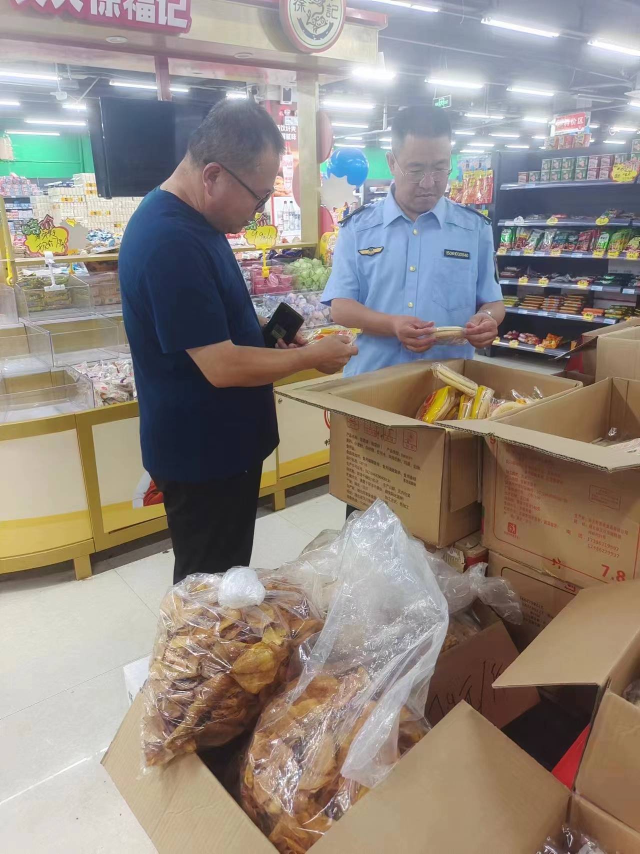 蘇家店鎮(zhèn)持續(xù)開(kāi)展超市食品安全檢查 嚴(yán)管酒類(lèi)經(jīng)營(yíng)環(huán)節(jié)